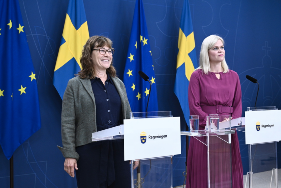 Jämställdhets- och arbetslivsminister Paulina Brandberg (L, till höger) presenterar Lise Tamm som ny generaldirektör för Jämställdhetsmyndigheten under en pressträff.