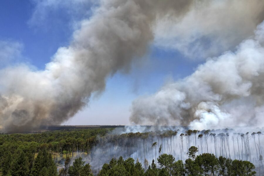 Stora rökmoln stiger från en skogsbrand i Brasilien.