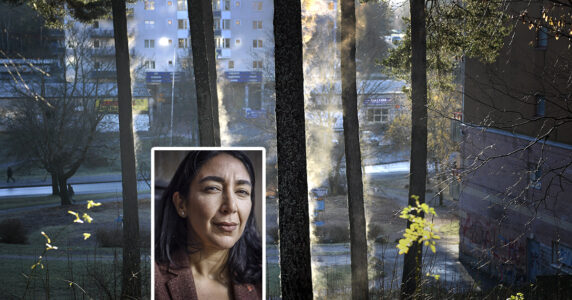 Miljonprogramshus syns mellan träd. Skribenten i förgrunden.