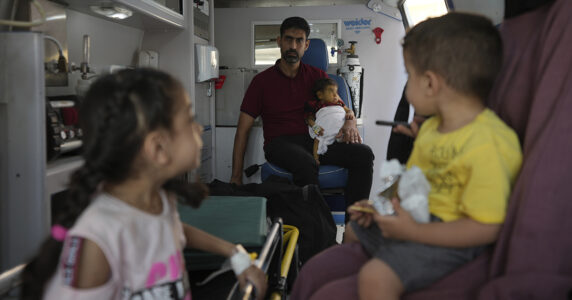 Två barn och två vuxna i ett ambulansflygplan.