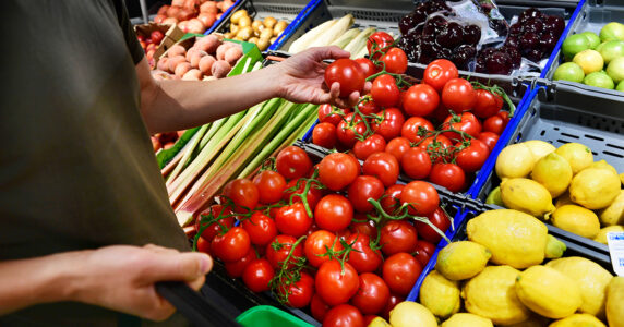 Tomater och citroner i en affär, och någon som handlar.