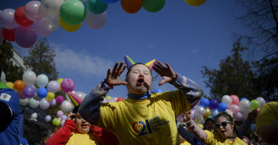 Utklädda ungdomar dansar med ballonger.