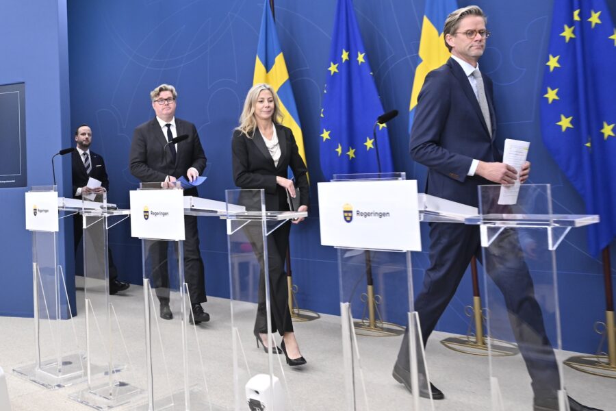 Christian Carlsson, ordförande socialutskottet (KD), justitieminister Gunnar Strömmer (M), Linda Lindberg, gruppledare (SD) och Jakob Olofsgård, partisekreterare (L), presenterade under måndagen ett direktiv till en utredning om ett nationellt tiggeriförbud.