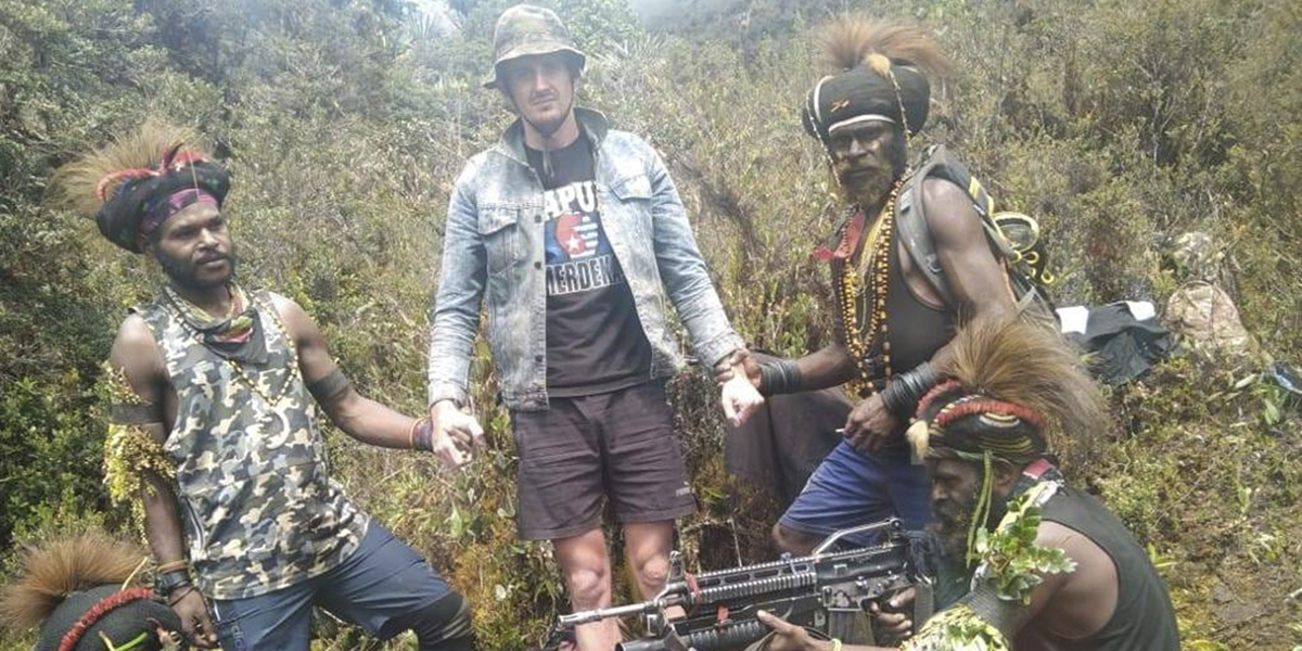 I mitten syns Philip Mark Mehrtens som hållits fånge i snart två år av West Papua National Liberation Army – som kräver självständighet från Indonesien.