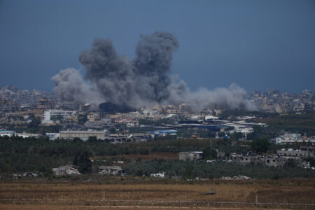 Rök över bombad Gaza