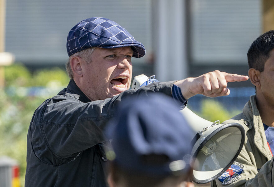 Rasmus Paludan pekar och ropar i megafon