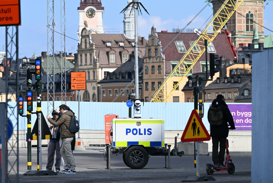 Poliskamera på en vagn vid Slussen i Stockholm