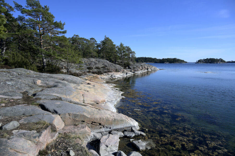 Klippor vid en sjö.