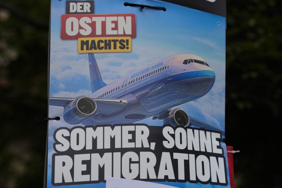 En valaffisch från det högerextrema partiet AFD med sloganen "sommar, sol, remigrering" och ett plan med namnet "deportationsflygbolaget" visas i Thüringens huvudstad Erfurt.