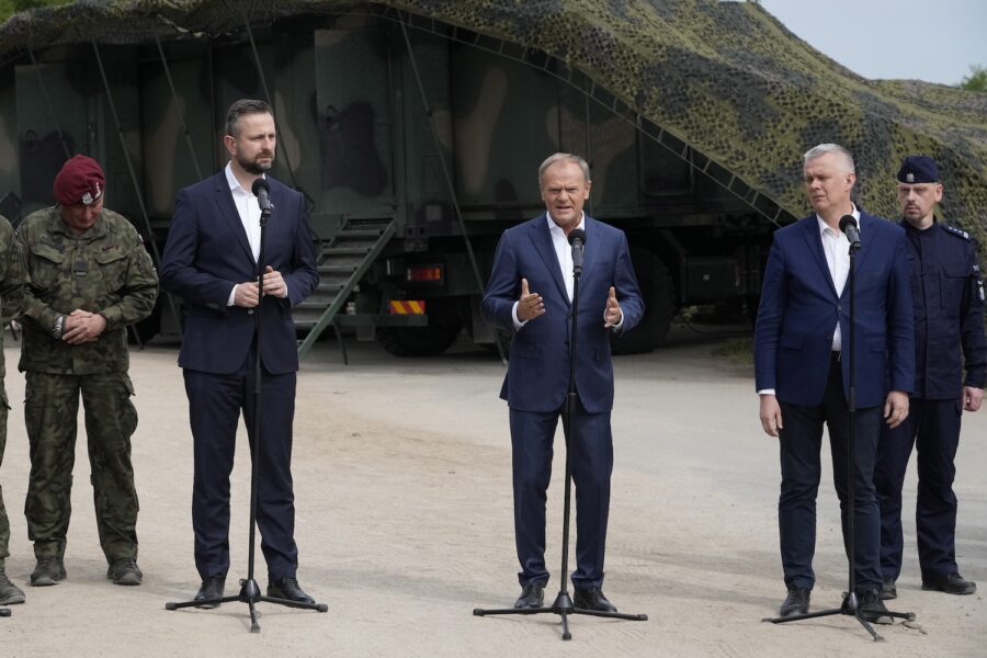 Donald Tusk tillsammans med Polens inrikesminister och försvarsminister.