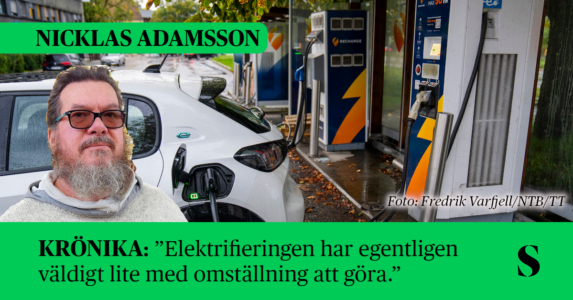 Elbil som laddar. Skribenten i förgrunden.