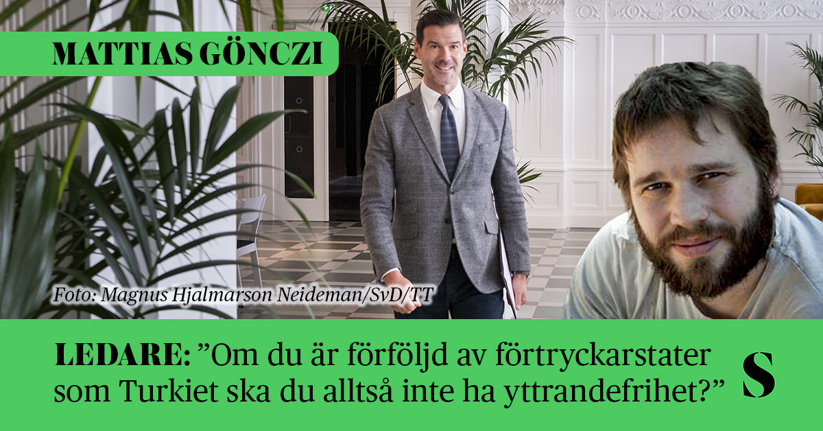 En man i kostym går genom ett rum. Skribenten i förgrunden.