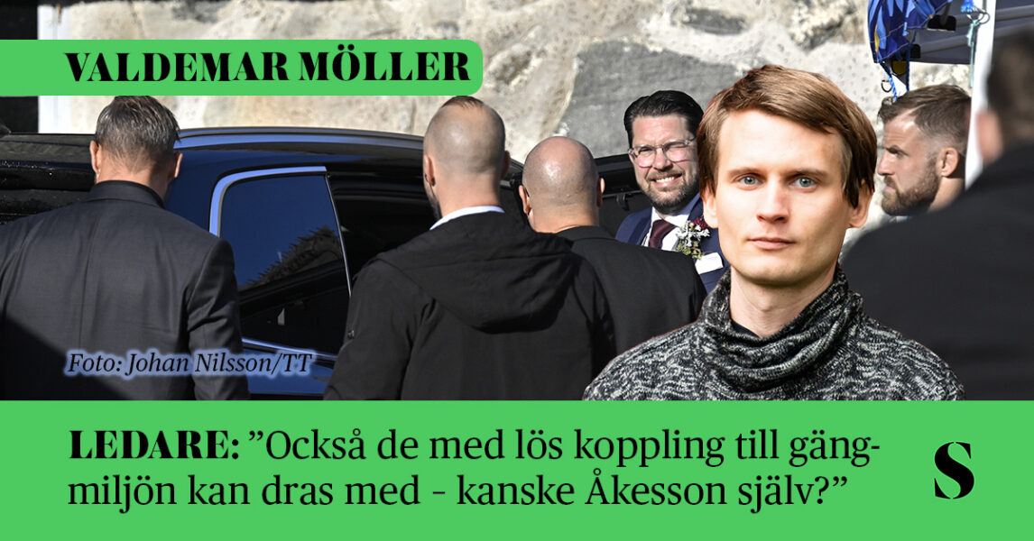 Jimmie Åkesson, en bil och ett gäng svartklädda män med rakade huvuden.