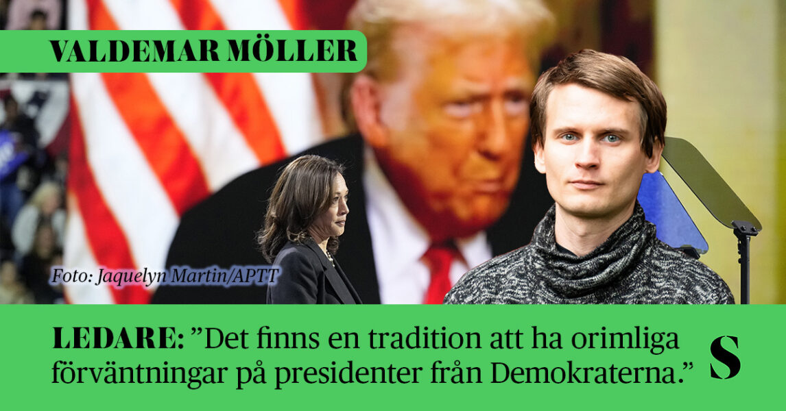 Kamala Harris framför en stor skärm som visar Donald Trump. Skribenten i förgrunden.