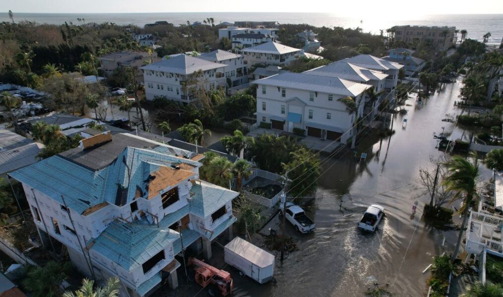 En lastbil kör längs en översvämmad gata i Siesta Key, Florida, efter orkanen Miltons framfart, torsdagen den 10 oktober 2024.