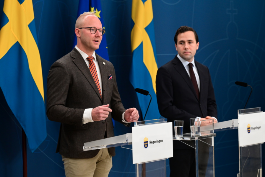 Bistånds- och utrikeshandelsminister Benjamin Dousa håller pressträff tillsammans med Ludvig Aspling, Sverigedemokraternas migrationspolitiska talesperson.