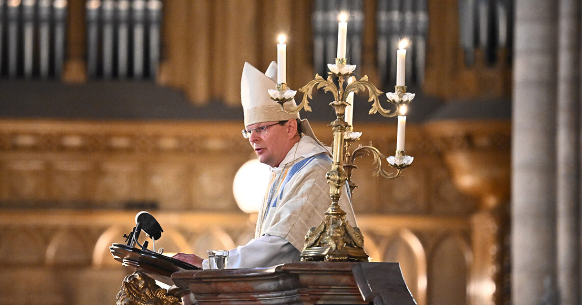 En biskop i en kyrka.