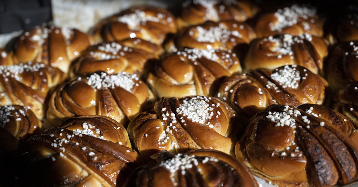 Kanelbullar på en plåt.