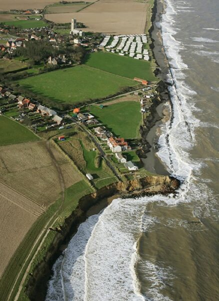 Kustnära by i Norfolk, Storbritannien, sett från ovan.