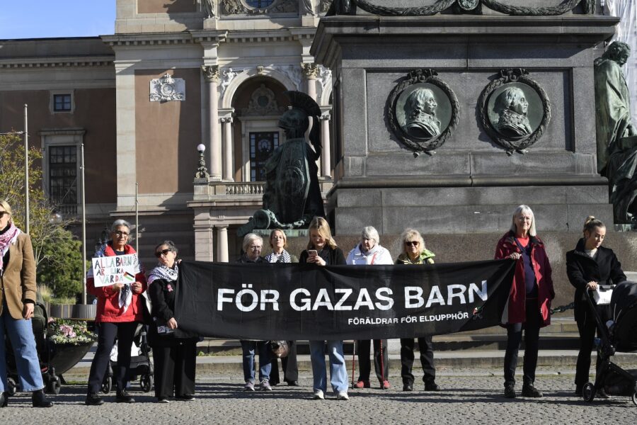 Demonstranter med banderoll med orden &quot;För Gazas barn&quot;.