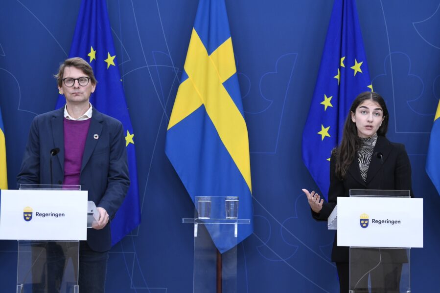 Departementsråd Fredrik Hannerz och klimat- och miljöminister Romina Pourmokhtari vid en presskonferens om Sveriges fokus under FN-mötet om biologisk mångfald i Colombia.