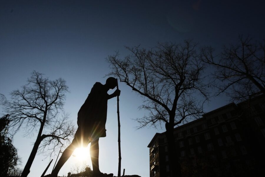 Solen stiger upp bakom en staty av Mahatma Gandhi framför Indiens ambassad i Washington.