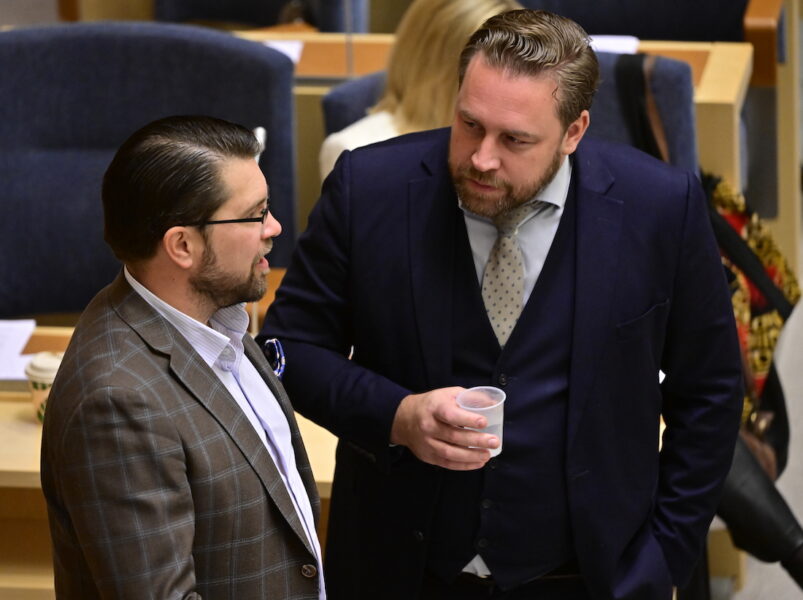 Åkesson pratar med Karlsson i riksdagen