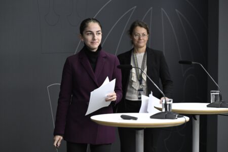Romina Pourmokhtari och departementsråd Charlotta Fred.