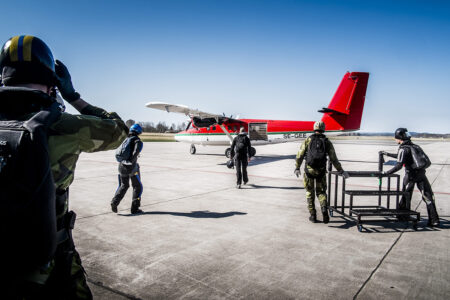 Fallskärmsjägare och flygplan på startbana