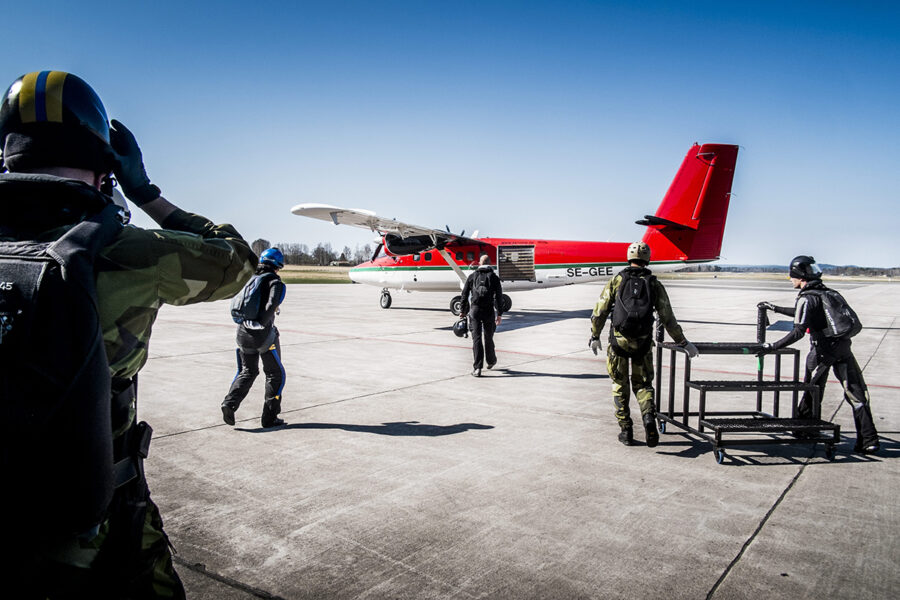 Fallskärmsjägare och flygplan på startbana