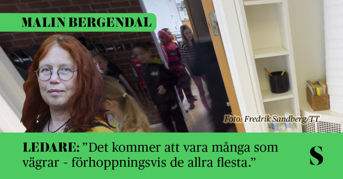 Barn i en skola. Skribenten i förgrunden.