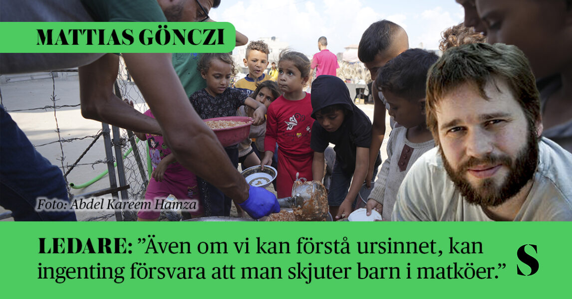 Barn köar för att få mat i ett tältläger i Gaza.