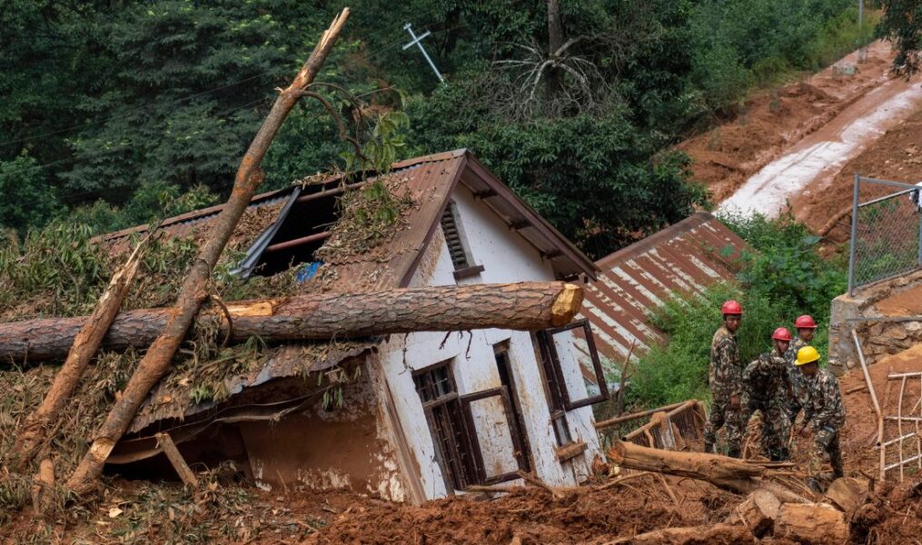 Ett hus som förstörts i samband med häftiga skyfall i Nepal.