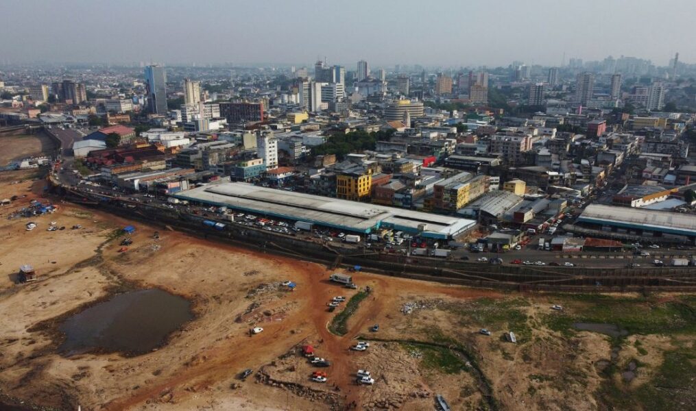 Floden Rio negro och staden Manaus i Brasilien.