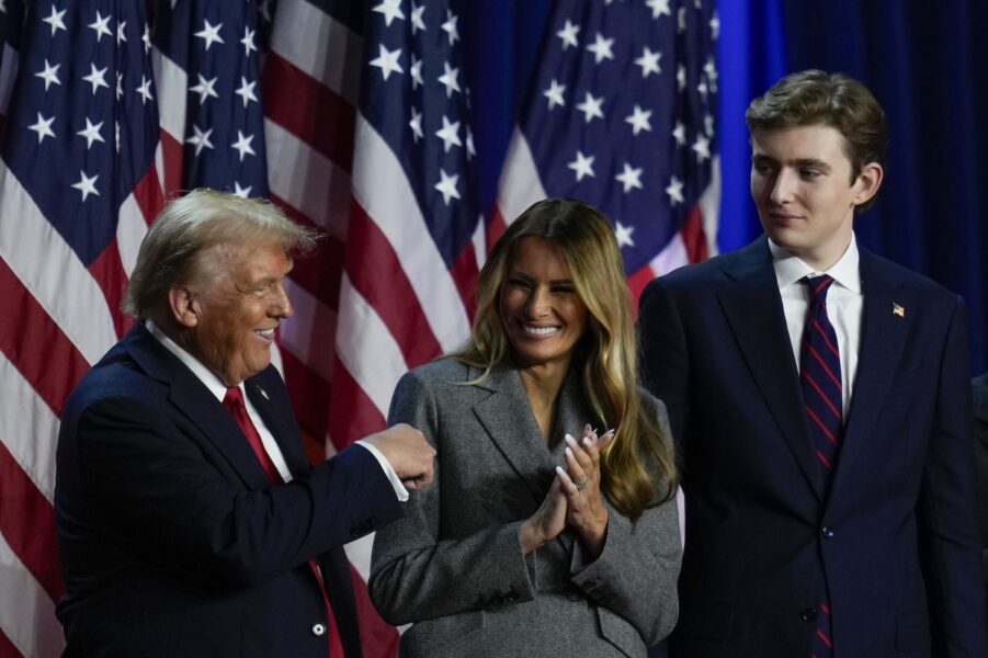 Donald Trump med sin fru Melania och sonen Barron.