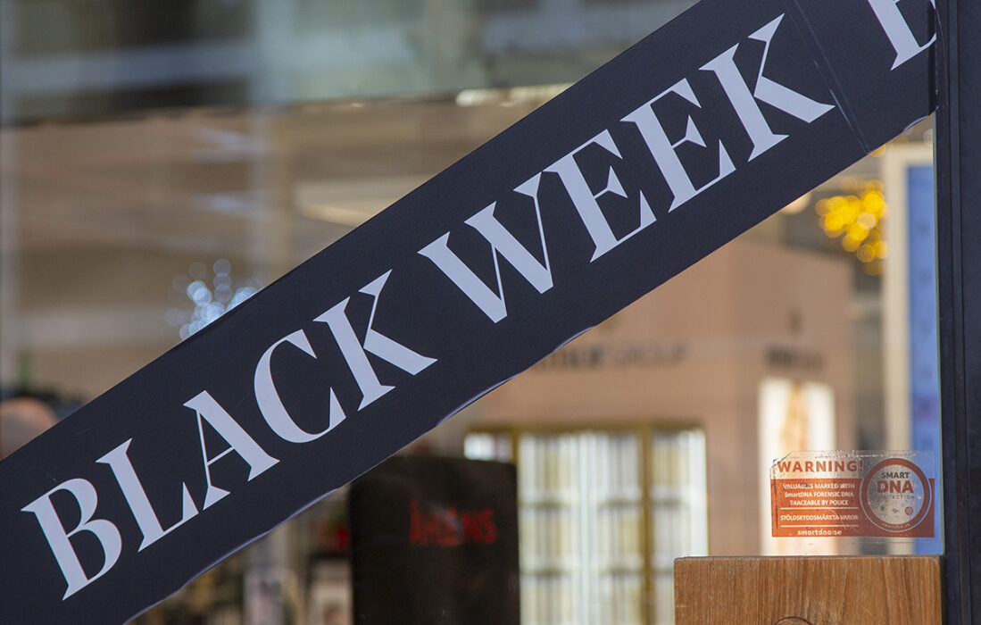 banderoll över skyltfönster med texten Black week