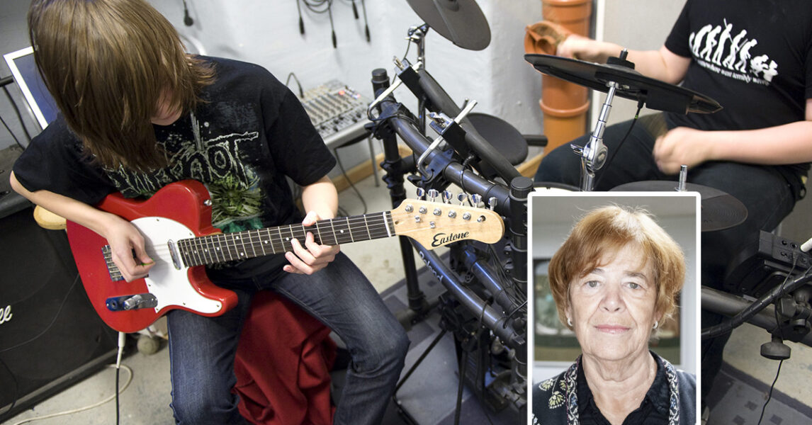 Två barn i tolvårsåldern spelar gitarr och trummor. Skribenten inklippt.