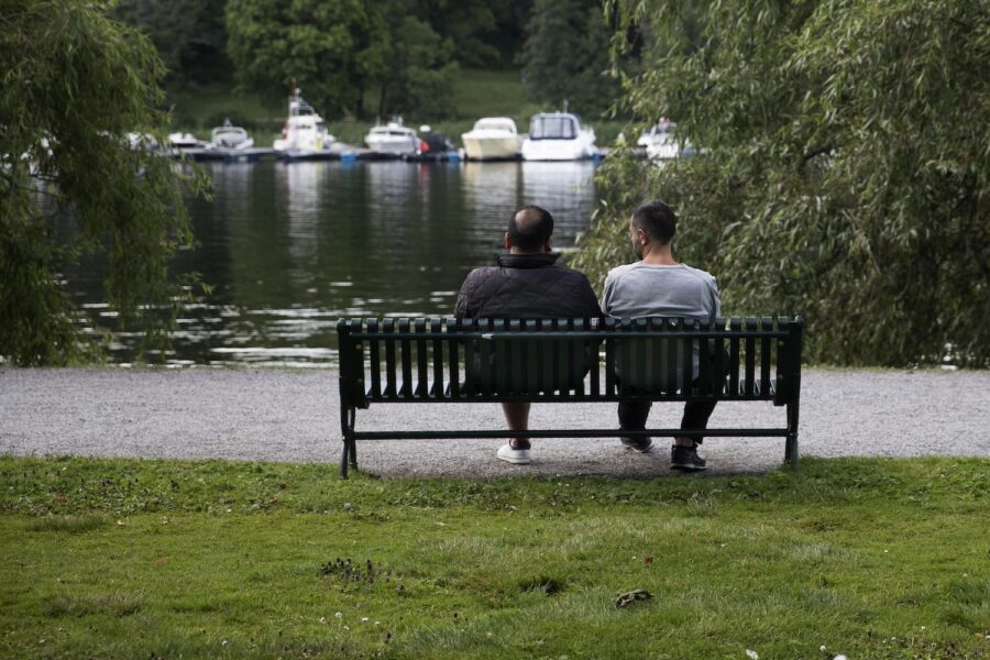 Två män på en parkbänk.