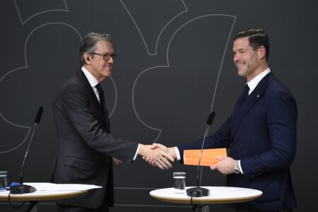 Dag Stegeland lämnar en utredning till Johan Forsell.