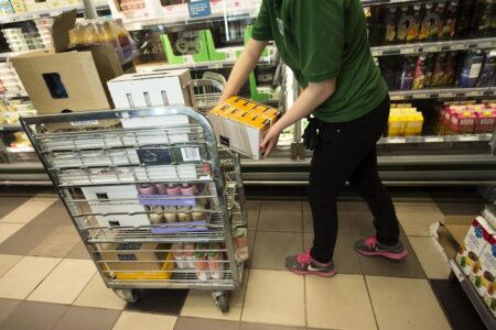 kvinna jobbar i butik