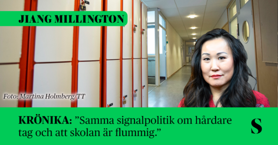 Skåp i en skola. Skribenten i förgrunden.