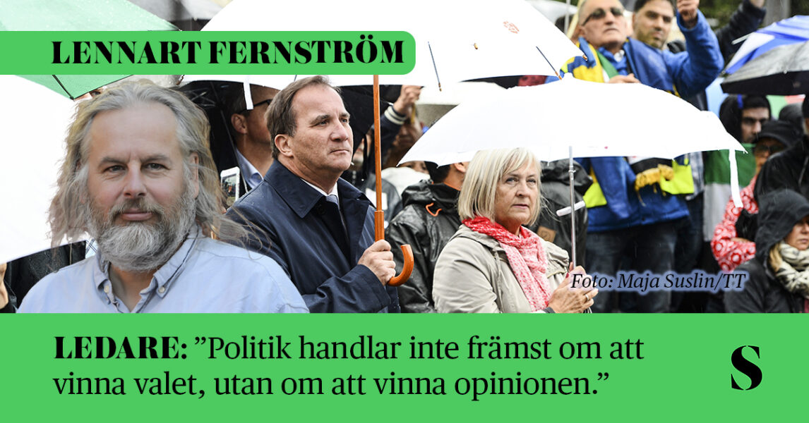 Dåvarande S-ledaren Stefan Löfven med paraply och fru på demonstration. Skribenten i förgrunden.