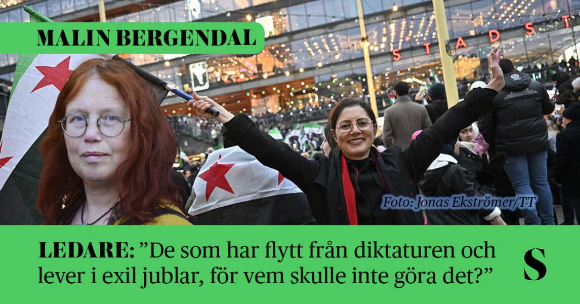 Folksamling på ett torg, syriska flaggor och en jublande kvinna.