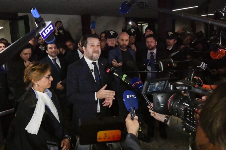 Matteo Salvini omringad av journalister.