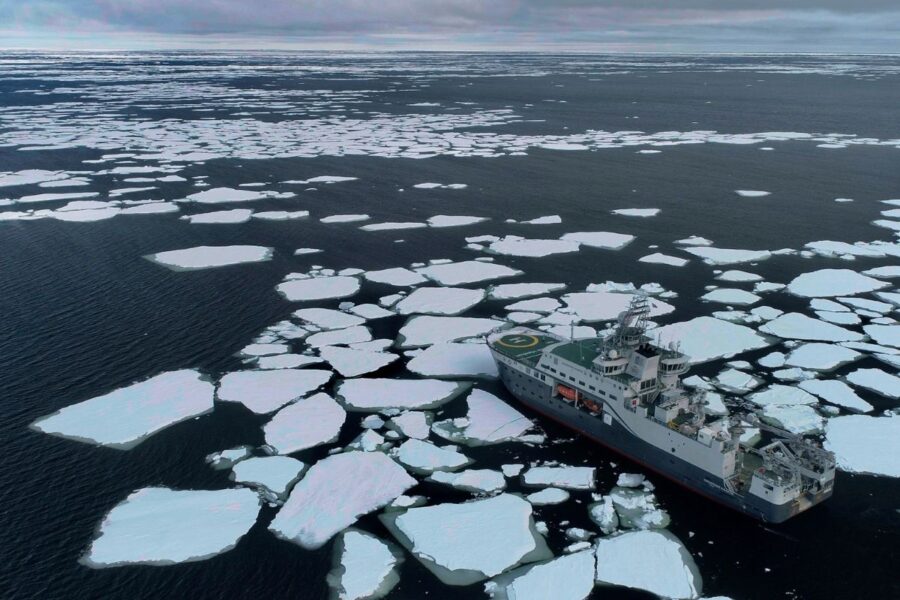 Det 100 meter långa norska forskningsfartyget RV Kronprins Haakon navigerar genom havsis i Grönlandshavet nordväst om Svalbard.