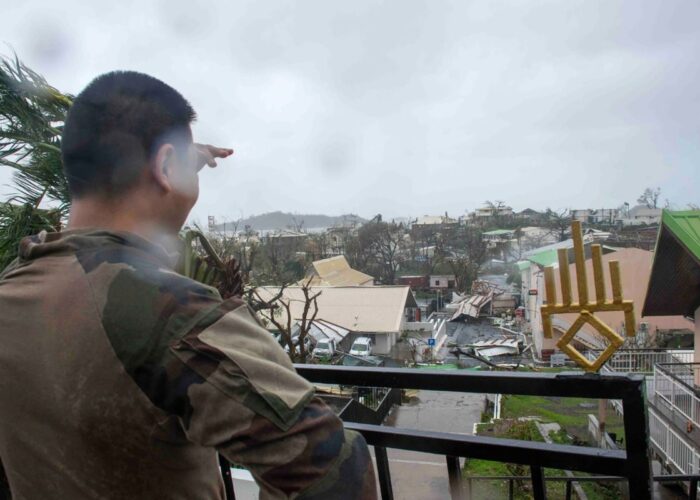 På detta foto från den franska armén på söndagen den 15 december 2024 ser man en soldat som tittar på skador i det franska territoriet Mayotte i Indiska oceanen, efter att cyklonen Chido orsakat omfattande skador med rapporter om flera dödsfall.