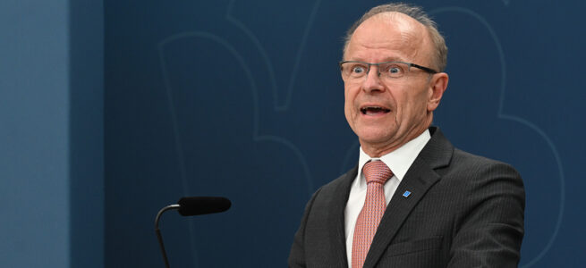 Kristdemokraternas försvarspolitiska talesperson Mikael Oscarsson på pressträff, halvöppen mun, stirrande blick.