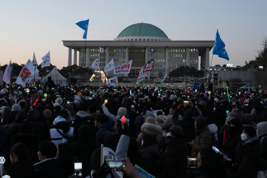 Beskedet om omröstningen möttes av jubel från över 200 000 demonstranter utanför parlamentet i Seoul den 14 december 2024.