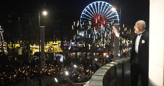 En äldre man på en balkong.