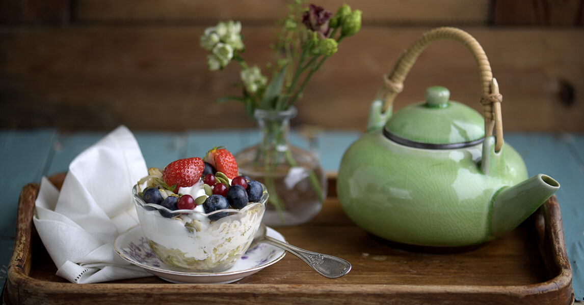 Frukostbricka med yoghurt med bär.